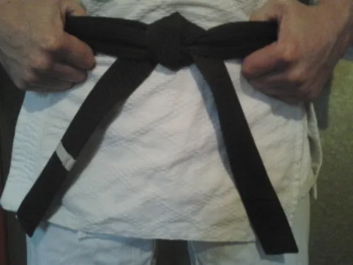 Как правильно завязать пояс на кимоно для дзюдо: пошаговые инструкции и видео