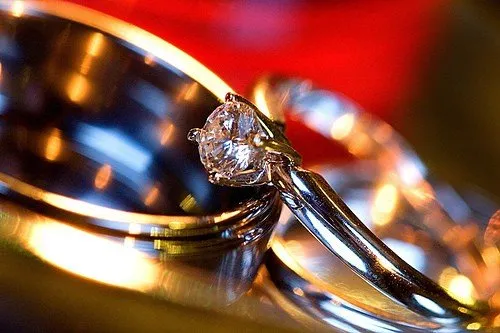 Обручальное и свадебное кольцо вместе