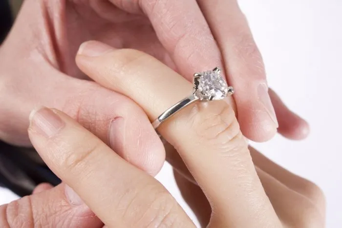 Жених дарит обручальное кольцо