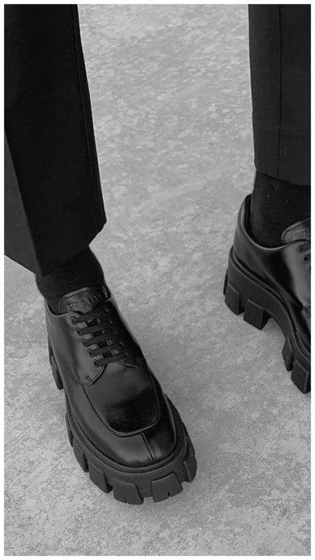 Черные носки с ботинками