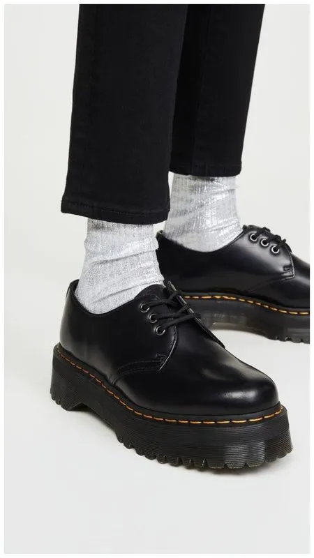Серые носки с ботинками