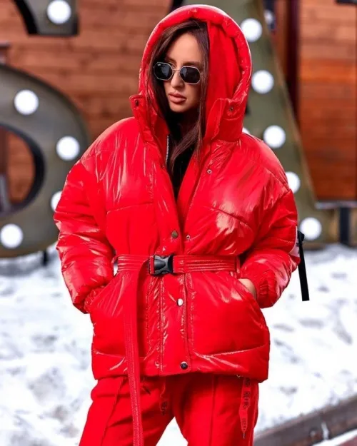 Красные зимние куртки