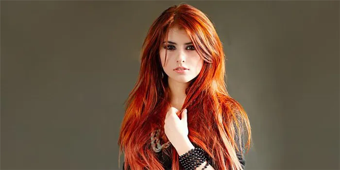 Девушка с ярко-рыжими волосами.