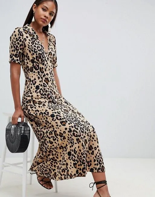 Леопардовое платье с черными босоножками и сумкой