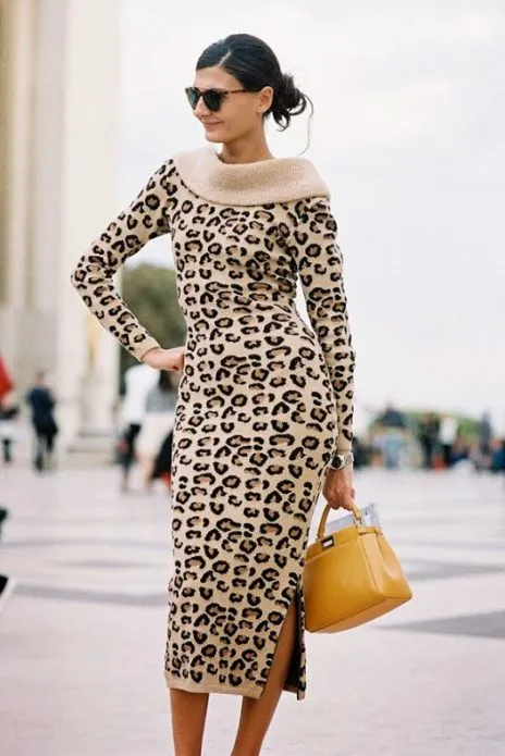 Леопардовое платье с черными солнцезащитными очками и желтой сумкой