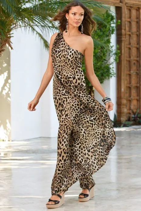 Леопардовое платье с длинными серьгами и браслетами