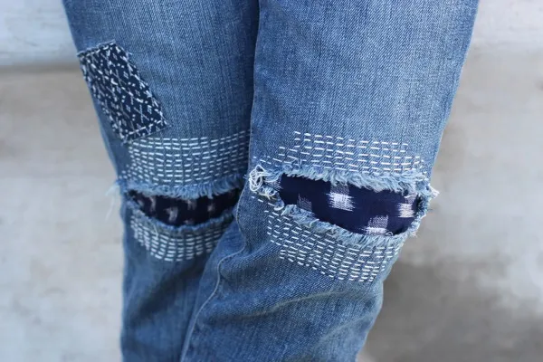 Как зашить дырки на джинсах вручную без заплаток, швейной машинки на коленках, попа