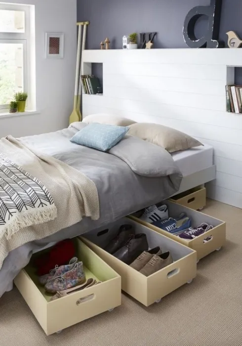 Под кроватью можно разместить коробки для обуви. /Фото: homebnc.com