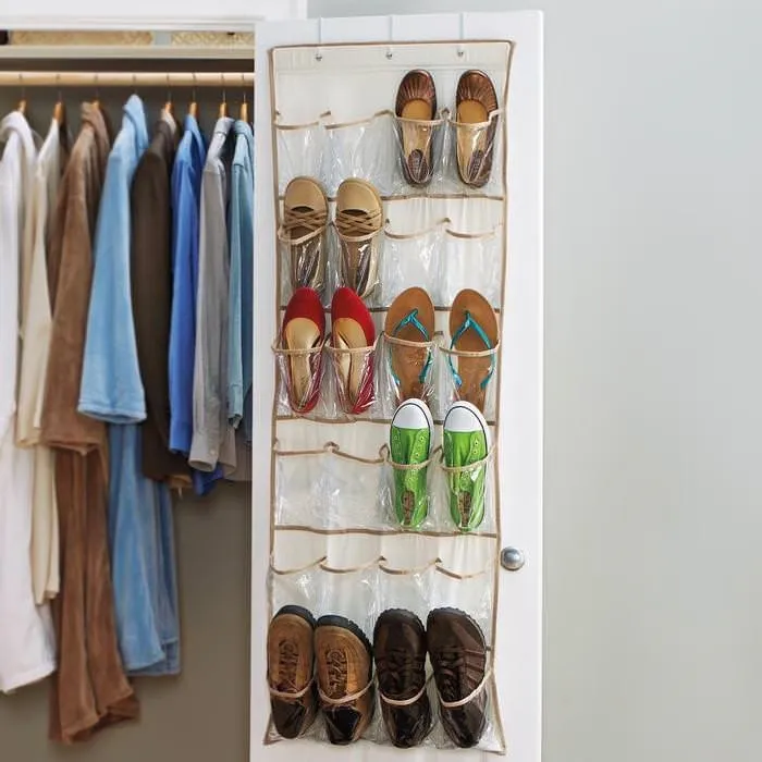 Органайзеры для обуви можно разместить в дверях гардероба. /Фото: design-homes.ru