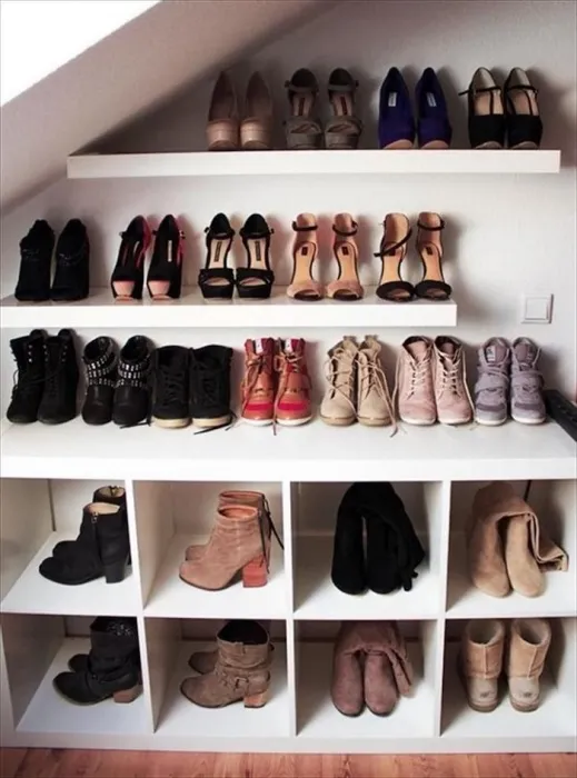 Упорядочивание обуви по сезонам облегчает ее поиск. /Фото: pinterest.ru
