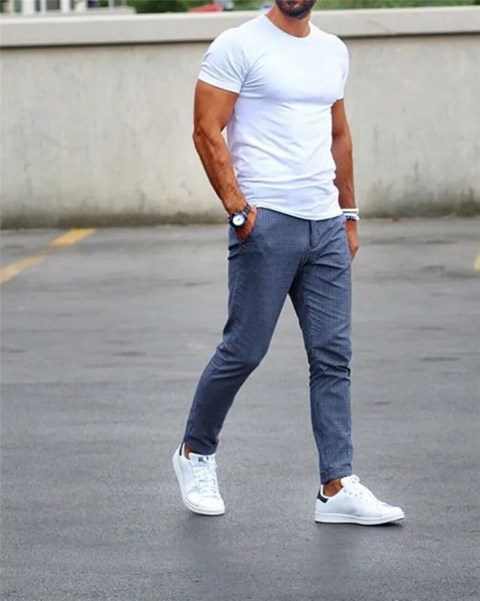Серые брюки, белая футболка и кроссовки - простой и всегда удачный образ.
