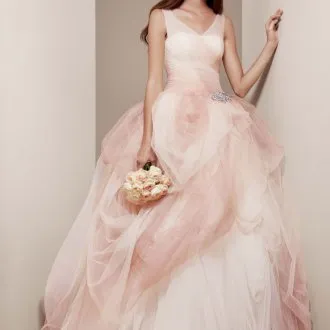 Насыщенно-розовое свадебное платье