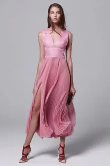 Красно-бело-розовые туфли с розовым платьем