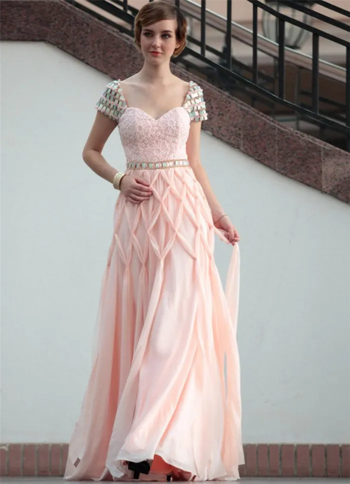 Розовое вечернее платье с камнями