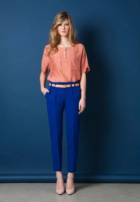Молодая девушка в брюках и персиковой рубашке