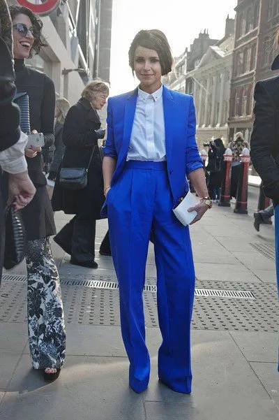 Мирослава Дума в синих брюках и синем пиджаке