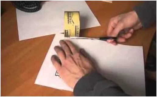 С помощью ножниц вырежьте шаблон из бумаги.