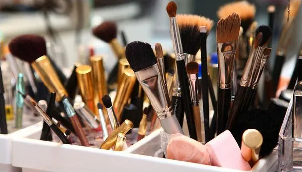 Узнайте, как правильно наносить основу под макияж