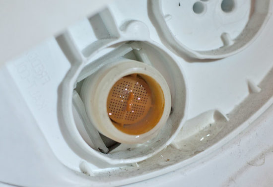 Проверьте заливной фильтр стиральной машины, из-за засора в машинку может не поступать вода