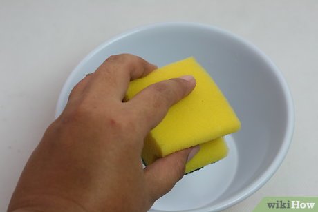 Изображение с названием Make a Mixture to Clean Plastic Step 3