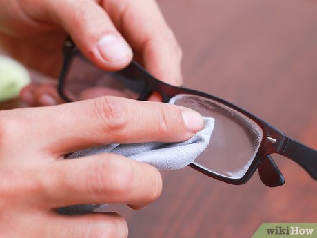 Изображение с названием Remove Scratches From Plastic Lens Glasses Step 3