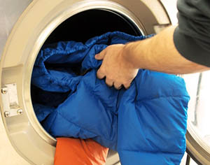 куртку загружают в стиральную машину
