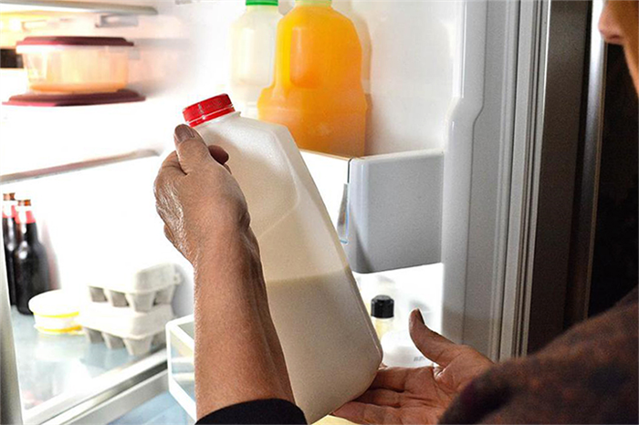 Молоко козы убирают достают из холодильника