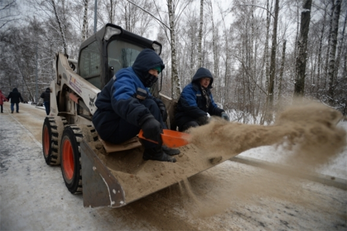 Дорожники посыпают дорогу песком. Знакомая картина, не правда ли?