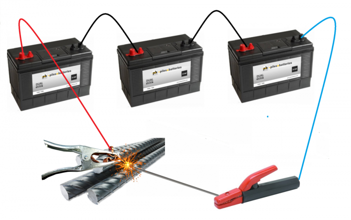 Три 12-вольтовых аккумулятора соединены последовательно, чтобы получить достаточное для сварки напряжение 36 Вольт