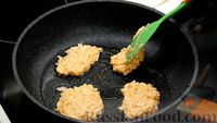 Фото приготовления рецепта: Рисовые оладьи с чесноком - шаг №10