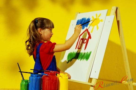 девочка рисует картину