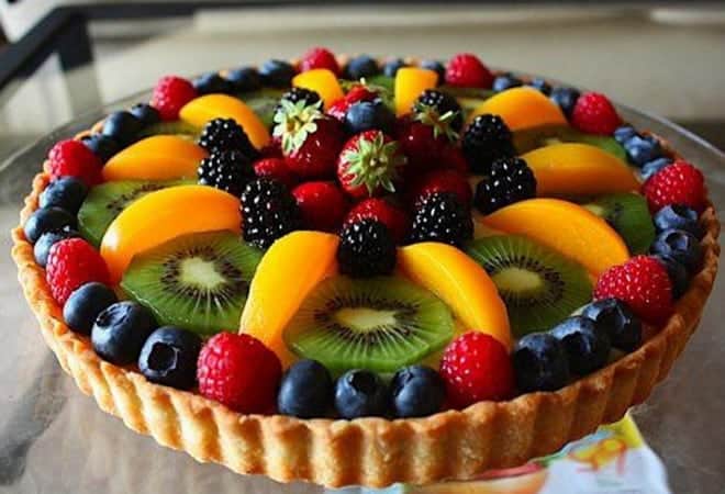 Красочный торт из фруктов для детей