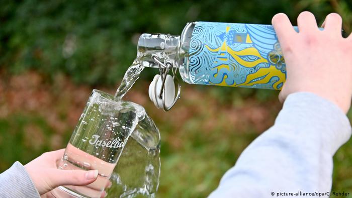 Сувенирная бутылка для водопроводной воды на немецком острове Зюльт