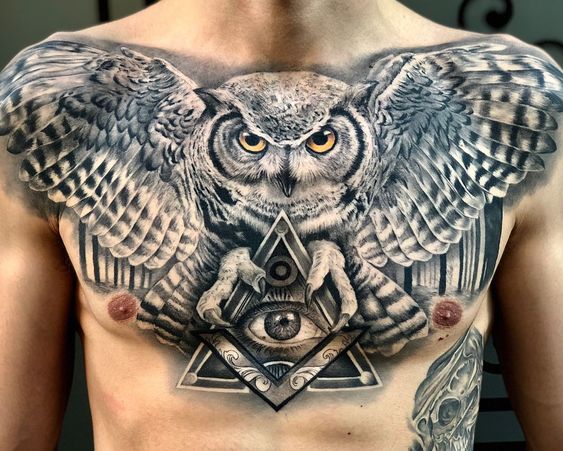 татуировка совы и всевидящего глаза на груди