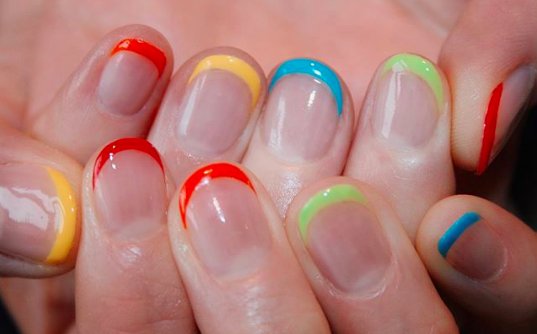 многоцветный френч на короткие ногти