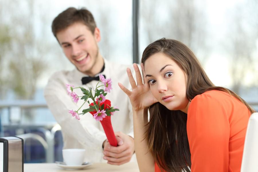 девушка отказывает парню, не берет у него цветы