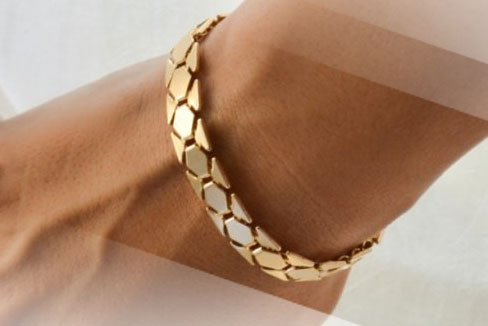 Как выбрать и правильно носить золотой браслет на руку?