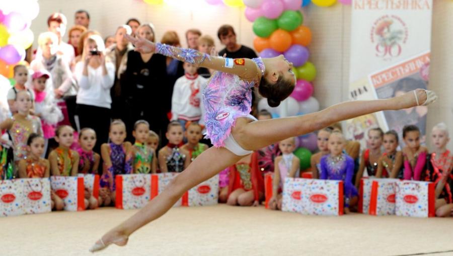 Художественная гимнастика формирует красивую фигуру, делает движения пластичными и грациозными, даже если поначалу ребенок сутулился и косолапил.