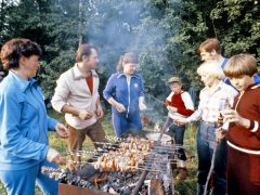 Пикник с шашлыком - привычный семейный отдых в середине 70-х