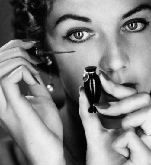 Почему тени скатываются на веках. 5 способов, которые позволят избежать ошибок в макияже глаз