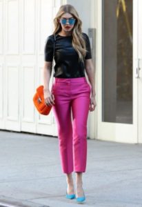 С чем носить розовые джинсы?