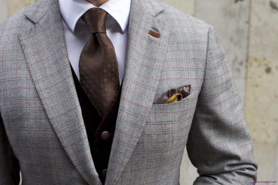 Красиво завязанный коричневый галстук
