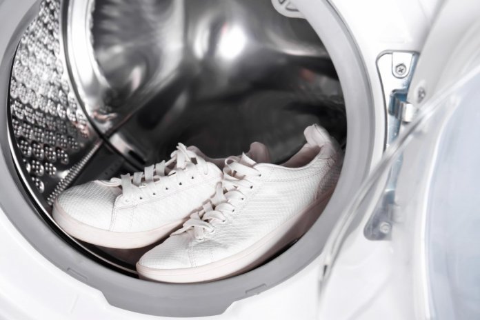 Как отмыть белые кроссовки от въевшейся грязи в домашних условиях