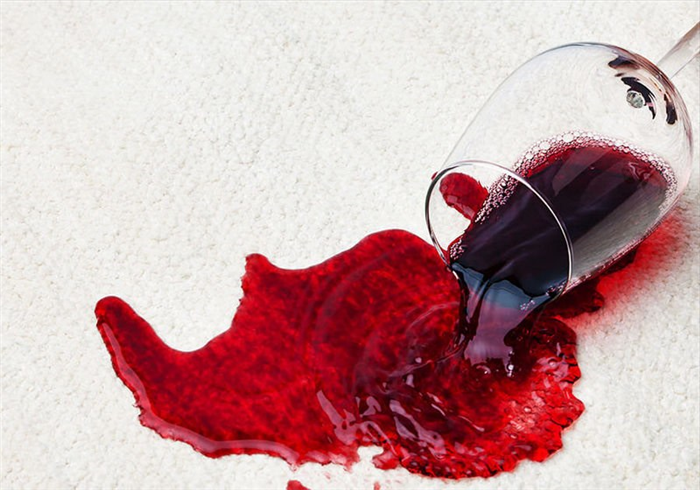 Как вывести свежее пятно от красного вина