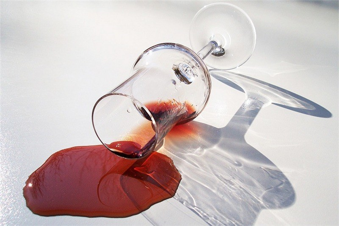 Как удалить старое пятно от вина