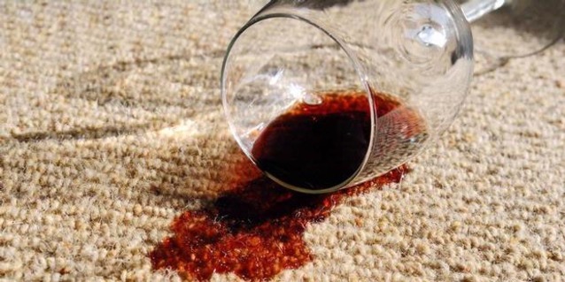 Ковер и пролитый бокал вина