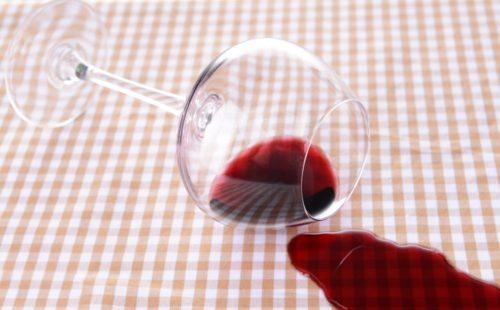 Как вывести пятно от красного вина с любимой одежды?