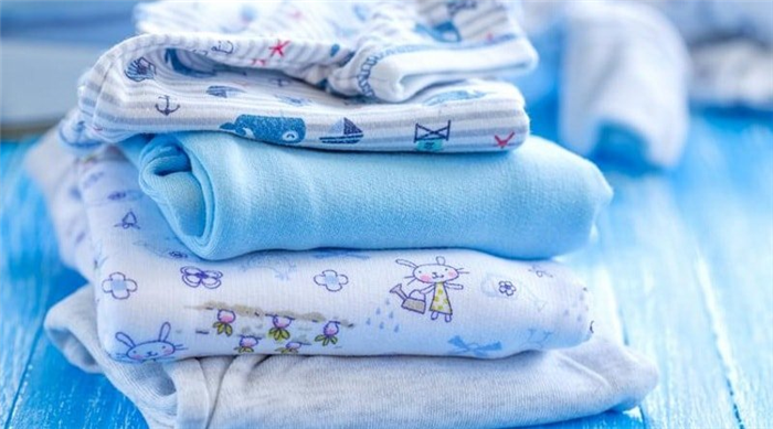 Чем стирать одежду для новорожденных