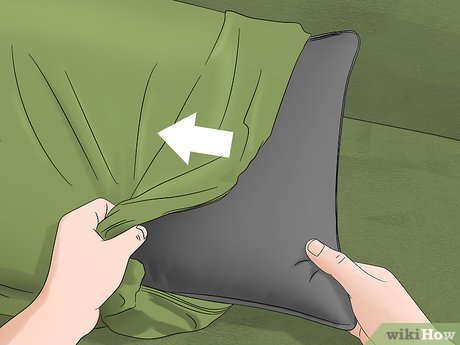 Изображение с названием Clean Couch Pillows Step 1