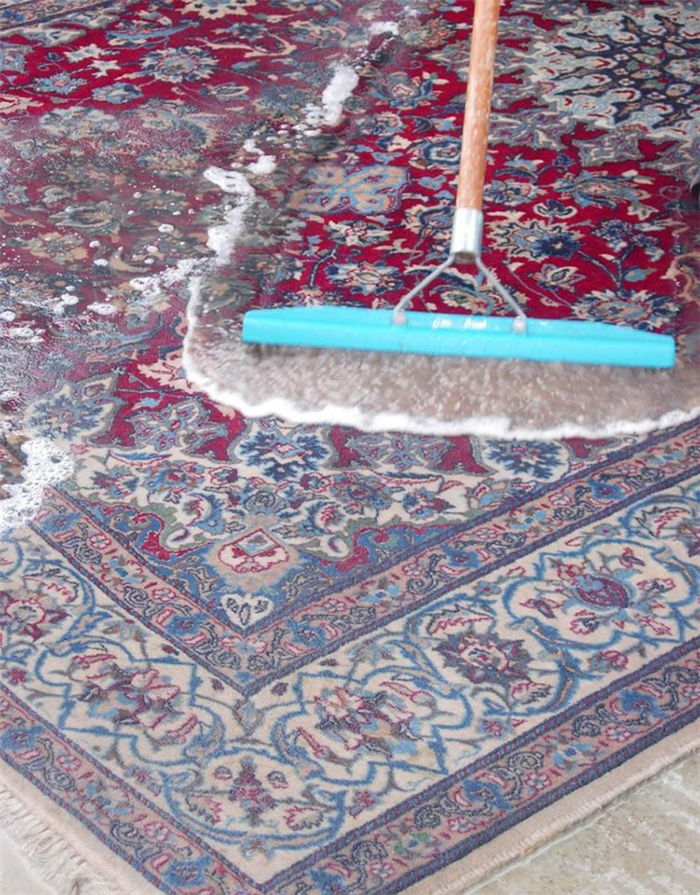 Прежде чем почистить ковровое покрытие, следует ознакомиться с инструкцией